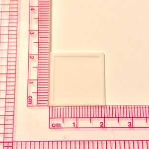 以下が含まれることがあります： 2cm&times;2cmの白い正方形のセラミックタイル