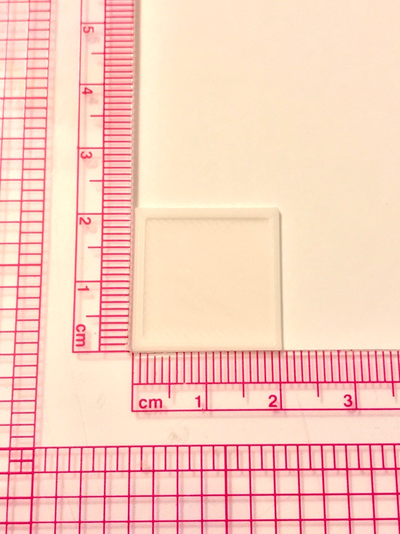 以下が含まれることがあります： 2cm&times;2cmの白い正方形のセラミックタイル
