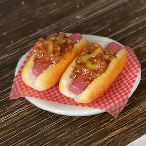 Dollhouse hotdog plate- 1:12th scale- dollhouse kitchen- dollhouse furniture- dollhouse meal- miniature hotdog- dollhouse bbq- tiny food