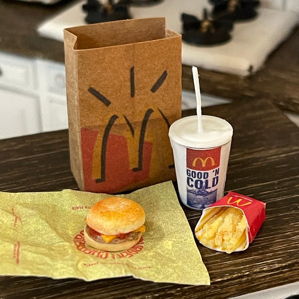 Dollhouse fast food- 1:12th scale- dollhouse kitchen- dollhouse furniture- dollhouse to go- miniature fast food- tiny food- dollhouse meal