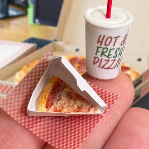 Dollhouse pizza- 1:12th scale- dollhouse kitchen- dollhouse furniture- miniature pizza- miniatures- dollhouse meal- tiny food- mini pizza