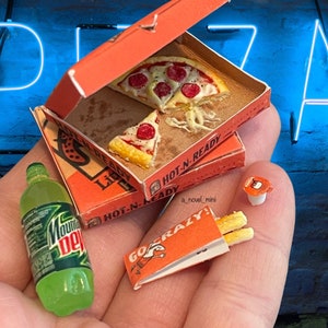 Dollhouse pizza- 1:12th scale- dollhouse kitchen- dollhouse furniture- miniature pizza- miniatures- dollhouse meal- tiny food- mini pizza