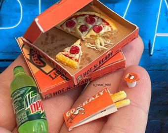 Dollhouse pizza- 1:12th scale- dollhouse kitchen- dollhouse furniture- miniature pizza- miniatures- dollhouse meal- tiny food- mini pizza