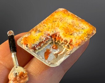 Dollhouse lasagna- 1:12th scale- dollhouse kitchen- dollhouse furniture- dollhouse holiday- miniatures- miniature food- miniature lasagna