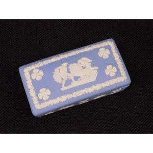 Caixa de bugigangas oblonga pequena azul Jasperware Wedgwood