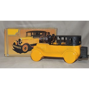 Avon 1926 Checker Cab Decanter Wild Country After Shave Vintage NOS