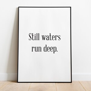 Les eaux calmes sont profondes | Art mural typographique imprimable | Citation de positivité | Citation sur les introvertis | Téléchargement instantané | Proverbe imprimé | Inspiration