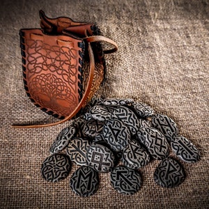 Runes de pierre celtiques scandinaves. Sac en cuir. Frère Futhark. Rituels vikings. Yggdrasil. Arbre du monde nordique. Arbre de vie. Symbole magique.