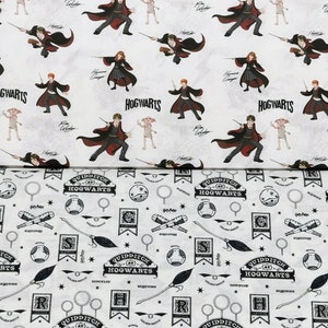 Op de afbeelding: Witte stof met een herhalend patroon van zwart-witte illustraties van Quidditch-uitrusting, waaronder een snitch, een bezem en een Quidditch-doel. De tekst "QUIDDITCH AT HOGWARTS" wordt in het hele patroon herhaald.