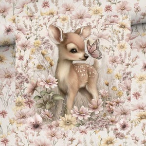 Op de afbeelding: Een grillige illustratie van een hertje met een vlinder, omringd door een veld met bloemen in zachte roze, gele en crèmetinten. Het hertje heeft bruine vacht met witte vlekken en grote ogen. De vlinder is roze en bruin.