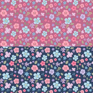 以下が含まれることがあります： ピンクとブルーの背景に、ピンク、ブルー、パープルの花が繰り返しデザインされたシームレスパターン。花はランダムなパターンで配置され、小さな緑の葉で囲まれています。