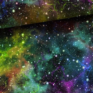 以下が含まれることがあります： 濃い青色の背景に、緑、紫、オレンジ色の星雲が広がっています。星雲には白い星が散りばめられています。