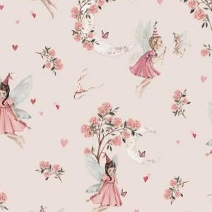 Può includere: Un motivo ripetuto con illustrazioni ad acquerello di fate, lune, fiori e farfalle nei toni del rosa, bianco e verde. Le fate indossano abiti rosa e cappelli da festa. Lo sfondo è rosa tenue.