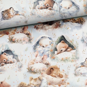 Peut inclure: Un tissu bleu clair avec un motif répété de différents animaux dormant dans des lits. Les animaux comprennent un tigre, un ours, une souris, un lion et un ours polaire. Le tissu est décoré de petites fleurs et de feuilles.