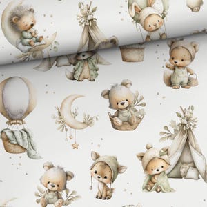Può includere: Un motivo ripetuto di adorabili creature del bosco ed elementi celesti su sfondo bianco. Il design presenta animali bebè come orsi, ricci e cervi, insieme a lune, stelle, teepee e mongolfiere in morbidi colori pastello.