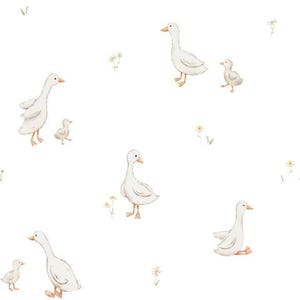Könnte beinhalten: Ein sich wiederholendes Muster auf weißem Hintergrund mit Aquarellillustrationen von weißen Gänsen mit orangefarbenen Schnäbeln und Füßen, begleitet von kleinen gelben Blumen. Die Gänse sind in verschiedenen Posen dargestellt, stehend oder mit kleinen Gösseln.