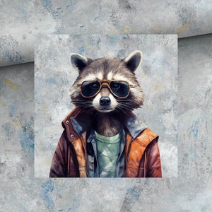 Könnte beinhalten: Eine digitale Illustration eines Waschbären, der eine dunkel getönte Sonnenbrille mit Goldrahmen, ein hellgrünes T-Shirt und eine geschichtete braun-orangefarbene Jacke trägt. Der Waschbär hat graues und schwarzes Fell, eine schwarze Nase und lange Schnurrhaare.