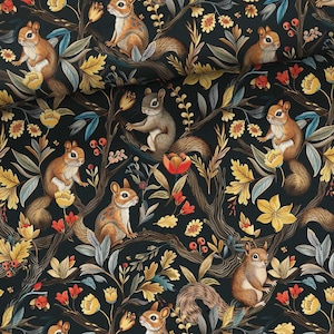 Könnte beinhalten: Ein Stoffmuster mit braunen Eichhörnchen, die auf dunklen Ästen zwischen gelben Blumen, roten Beeren und grünen Blättern sitzen. Das Design wiederholt sich auf einem schwarzen Hintergrund und zeigt mehrere Eichhörnchen.