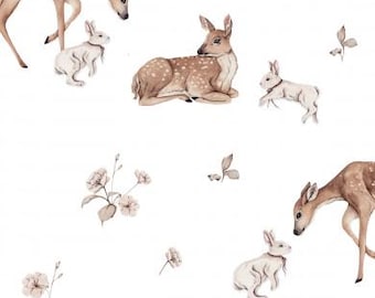 Peut inclure: Un motif sans couture sur fond blanc avec des cerfs bruns et des lapins blancs. Les cerfs ont des taches blanches et les lapins ont de longues oreilles. Il y a aussi de petites fleurs blanches éparpillées sur tout le motif.