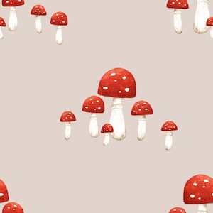 Op de afbeelding: Een herhalend patroon van rode paddenstoelen met witte stippen en witte stelen op een lichtbruine achtergrond. De paddenstoelen variëren in grootte, wat een grillig, door de natuur geïnspireerd ontwerp creëert.