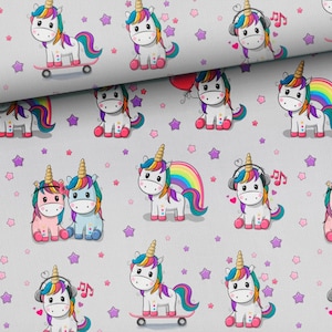 Könnte beinhalten: Ein nahtloses Muster mit bunten Comic-Einhörnern mit Regenbogenmähne und -schwanz. Die Einhörner sind in verschiedenen Posen dargestellt, darunter beim Skateboardfahren, mit Kopfhörern und mit Ballons. Der Hintergrund ist hellgrau mit verstreuten Sternen.