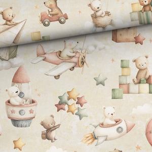 Könnte beinhalten: Ein Stoffmuster mit Aquarellillustrationen von hellbraunen und weißen Teddybären. Die Bären sind bei verschiedenen Aktivitäten dargestellt, darunter beim Fliegen in rosa Flugzeugen, beim Reisen in Raketen und beim Spielen mit Bauklötzen.