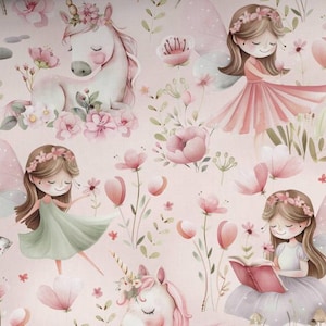 Puede incluir: Una tela de estampado floral rosa y verde con dos hadas y dos unicornios. Una hada lleva un vestido rosa y la otra un vestido verde. Un unicornio es blanco y el otro es blanco con una crin rosa.