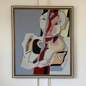 Könnte beinhalten: Ein gerahmtes abstraktes Gemälde mit einer geteilten Komposition, einem hellgrauen Hintergrund auf der linken Seite und einem dunkelroten vertikalen Streifen. Das Kunstwerk zeigt stilisierte, fragmentierte menschliche Formen in Creme, Rosa und Schwarz.