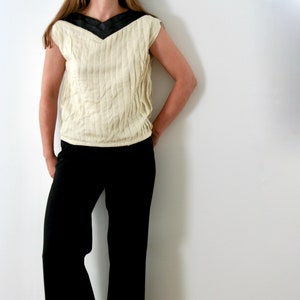 Vintage Beiges Plissee Top/Schwarzes Leder