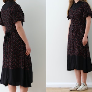 Vintage schwarzes Blumen-Kleid mit rundem Kragen und geknöpftem Sommerkleid aus Viskose