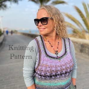 Può includere: Una donna indossa un gilet lavorato a maglia con un motivo colorato di viola, marrone e verde acqua. Il gilet è sovrapposto a una maglietta grigia a maniche lunghe. Il testo "Knitting Pattern" è visualizzato sul lato sinistro dell'immagine.