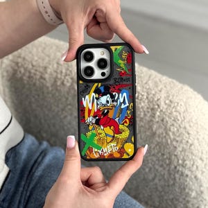 Geld Graffiti iPhone 16 Pro Max Hülle, Urban Art Handyhülle für iPhone 15 mit MagSafe, Bunt Reich benutzerdefinierte Hülle