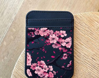 桜模様のレザーカードホルダー - 桜の花のアートがあしらわれたスリムウォレット、ピンクの花柄、女性用和風レザーカードケース