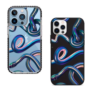 Może przedstawiać: Dwa etui na telefon z powtarzającym się, opalizującym wzorem węża. Jedno etui jest przezroczyste, ukazując telefon pod spodem, podczas gdy drugie ma jednolite czarne tło. Oba prezentują wzór zwiniętego węża w kolorach niebieskim i różowym.