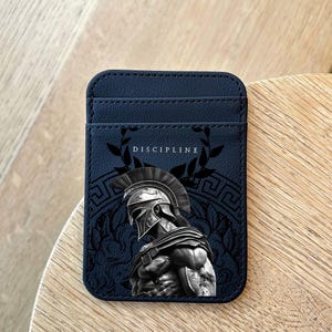 Spartanischer Kartenhalter aus Leder – schlankes Portemonnaie mit griechischer Kriegerkunst, Discipline Print, schwarzes Leder Kartenetui, einzigartiges Geschenk für Männer