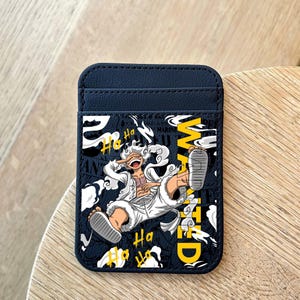 Lachender Pirat Kartenhalter aus Leder – schmales Portemonnaie mit Anime Motive, energiegeladener Cartoon Print, cooles Kartenetui aus Leder