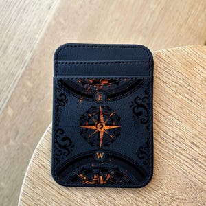 Tarjetero de cuero con brújula: billetera delgada con diseño de navegación vintage y estampado de brújula rústica naranja. Tarjetero de cuero de aventura para hombre.