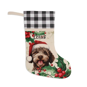 Lagotto Romagnolo gepersonaliseerde kerstsok, aangepast vakantiedecor, Holly & Ivy Buffalo geruite manchetkous, feestelijk cadeau voor hondenmoeder