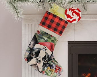 Könnte beinhalten: Ein Weihnachtsstrumpf mit einem schwarz-weißen Boston Terrier, der eine rote Weihnachtsmütze mit dem Namen STU auf dem Rand trägt. Der Strumpf hat einen rot-schwarz karierten Umschlag und ein Hintergrundmotiv mit Geschenken und einem Baum.
