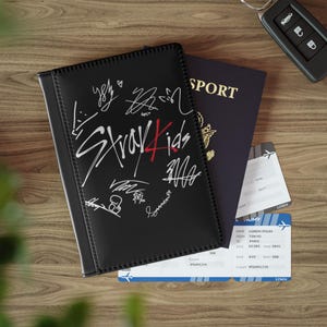 Straykids パスポートカバー、Straykids パスポートホルダー、SKZOO、Straykids シグネチャー、Stay Fandom グッズ、Kpop パスポートケース、旅行用アクセサリー