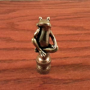 Amused Thinking Frog Lamp Finial Shade Topper Retro Detailed Brass Humorous Whimsical New Small