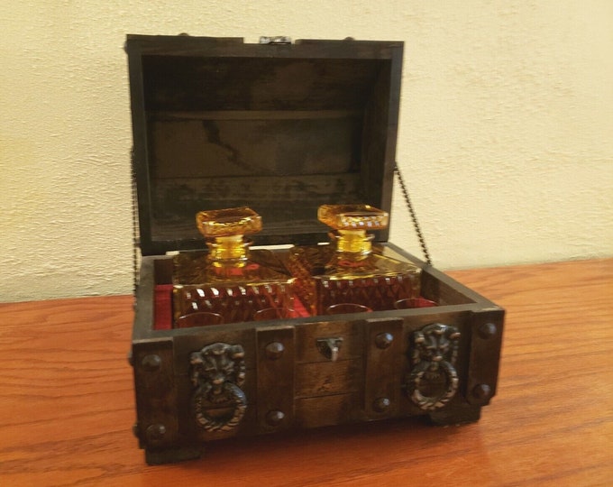 Wood Treasure Chest Decanter Set Pirate 2 Amber Decanters 4 Glasses Mid