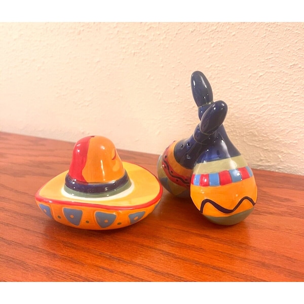 Vintage Ceramic Mexican Hat Latin America Mexico Salt Pepper Shakers Rare