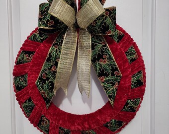 手作りの糸で編んだクリスマスリース：かぎ針編みのリボン、冬の