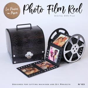 Puede incluir: Una caja de almacenamiento negra con textura de piel de cocodrilo, cierre y asa plateados, junto a un carrete de pel&iacute;cula negro que muestra una tira de cuatro fotograf&iacute;as en color. El texto "Photo Film Reel" y "DIGITAL SVG FILE" aparece arriba.