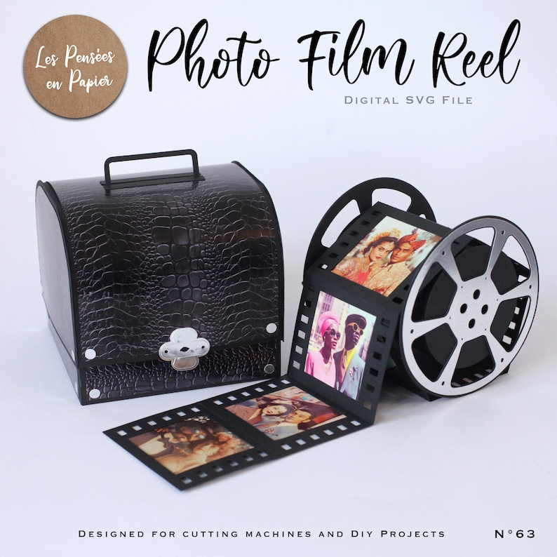 Puede incluir: Una caja de almacenamiento negra con textura de piel de cocodrilo, cierre y asa plateados, junto a un carrete de pel&iacute;cula negro que muestra una tira de cuatro fotograf&iacute;as en color. El texto "Photo Film Reel" y "DIGITAL SVG FILE" aparece arriba.