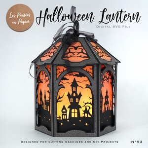 Puede incluir: Una linterna de Halloween hexagonal con recortes de cartulina negra brillante de una casa encantada, &aacute;rboles y murci&eacute;lagos sobre un resplandor naranja. La parte superior tiene un lazo negro. Texto: "Halloween Lantern", "DIGITAL SVG FILE", "N&deg;53".