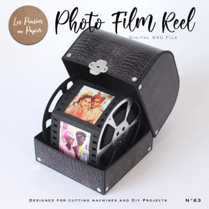 Puede incluir: Una caja negra texturizada con tapa abatible que contiene una estructura de carrete de pel&iacute;cula negro. El carrete presenta dos paneles fotogr&aacute;ficos cuadrados con retratos. El texto dice Photo Film Reel, Digital SVG File y N&deg;63.