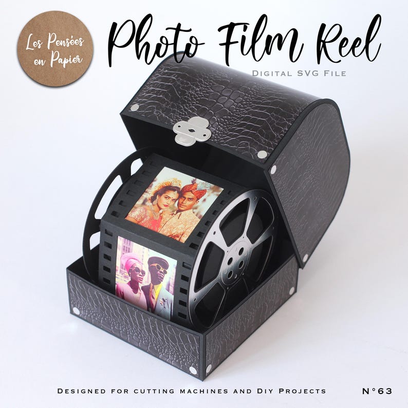 Puede incluir: Una caja negra texturizada con tapa abatible que contiene una estructura de carrete de pel&iacute;cula negro. El carrete presenta dos paneles fotogr&aacute;ficos cuadrados con retratos. El texto dice Photo Film Reel, Digital SVG File y N&deg;63.