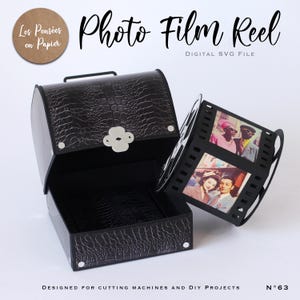 Puede incluir: Una caja negra con patr&oacute;n de cocodrilo texturizado y un cierre plateado en forma de tr&eacute;bol, junto a una estructura de carrete de pel&iacute;cula negra con dos marcos rectangulares que muestran retratos vintage. Texto Photo Film Reel Digital SVG File.